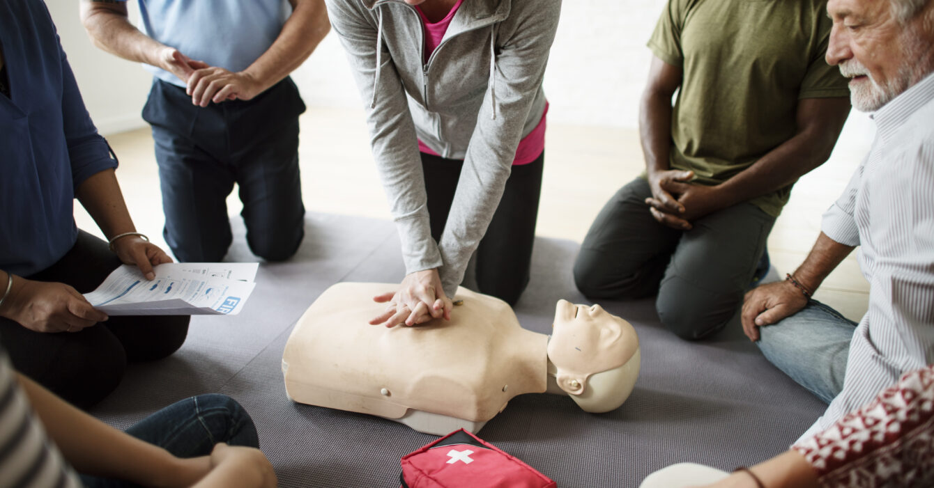 grupo-de-personas-diversas-en-la-clase-de-entrenamiento-cpr (1)