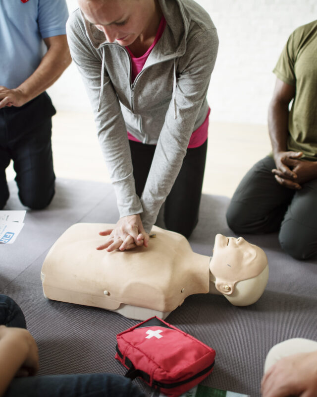 grupo-de-personas-diversas-en-la-clase-de-entrenamiento-cpr (1)