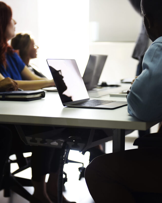 grupo-de-personas-diversas-que-asisten-al-curso-de-negocios-de-inicio (1) Curs 20 Hores - Instal·lacions Metàl·liques