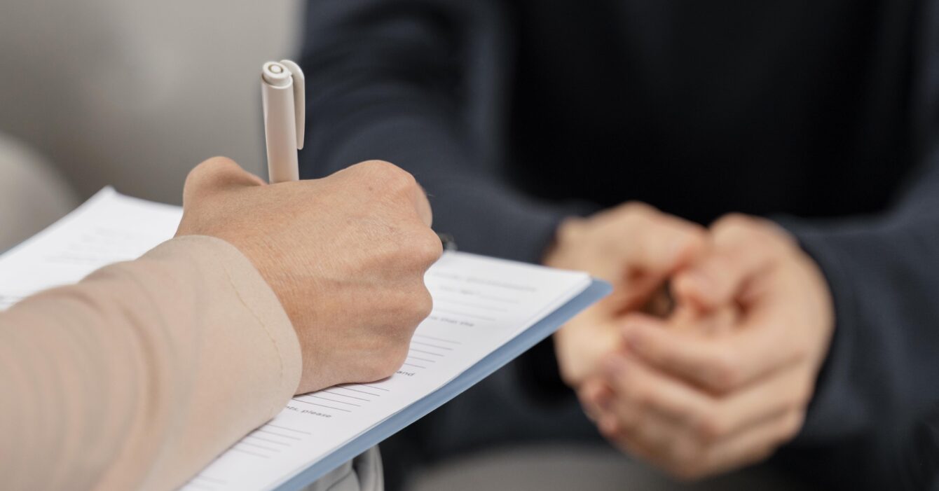 terapeuta-de-mujer-de-tiro-medio-tomando-notas-en-el-portapapeles terapeuta-de-mujer-de-tiro-medio-tomando-notas-en-el-portapapeles