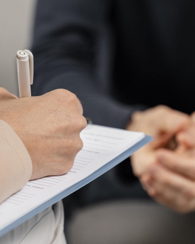 terapeuta-de-mujer-de-tiro-medio-tomando-notas-en-el-portapapeles terapeuta-de-mujer-de-tiro-medio-tomando-notas-en-el-portapapeles