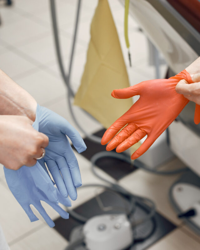 Doctors wear protective gloves RISCOS BIOLÒGICS A LA FEINA