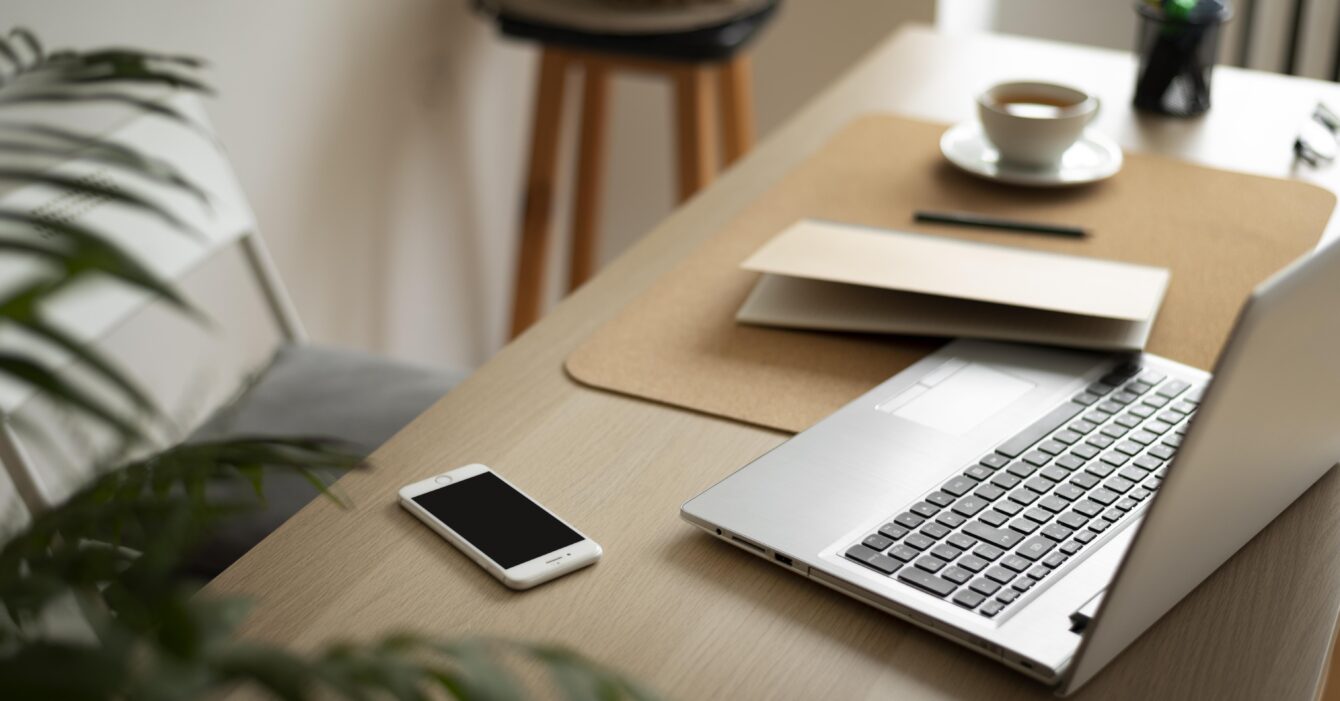 high-angle-desk-arrangement-with-laptop TELETREBALL I PRL: QUÈ CONTINUA SENT RESPONSABILITAT DE L’EMPRESA